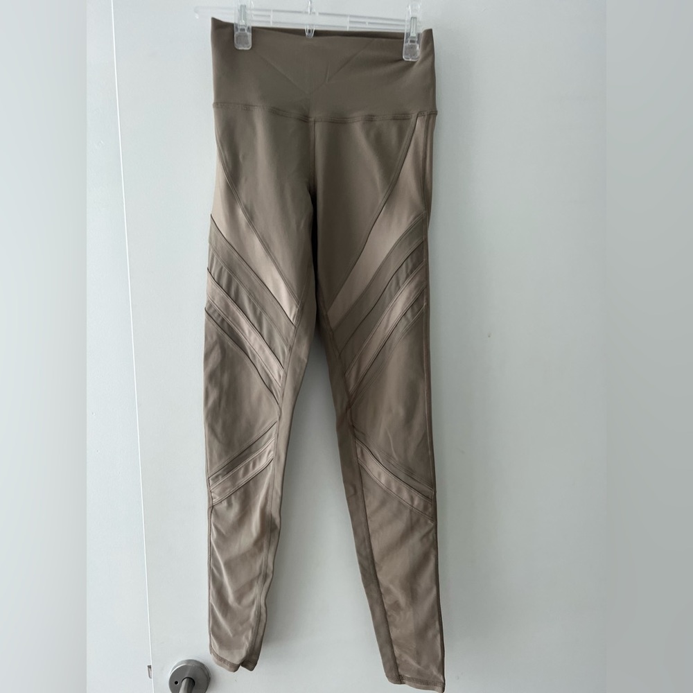 Alo leggings - white and beige